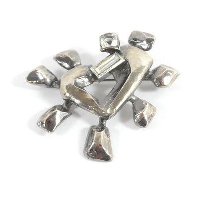 une broche en argent ornée d'une grappe de clochettes
