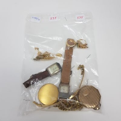 tout un tas d'objets qui se trouvent dans un sac posé sur la table