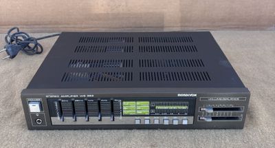 un gros plan d'une radio à laquelle est branché un cordon d'alimentation