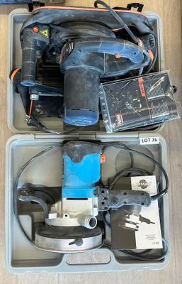 une boîte contenant des outils posée sur le sol