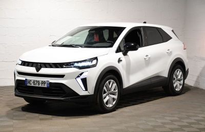 le SUV blanc est garé dans une pièce au sol en damier
