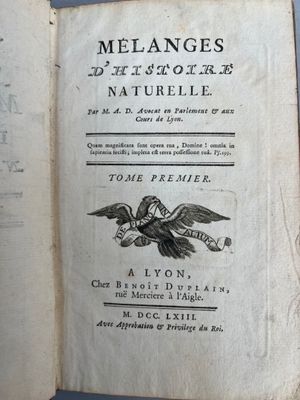 un livre sur lequel figure l'image d'un aigle