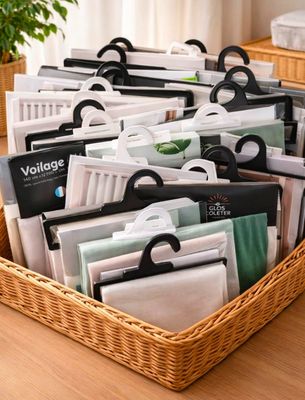 de nombreux dossiers dans un panier posé sur la table