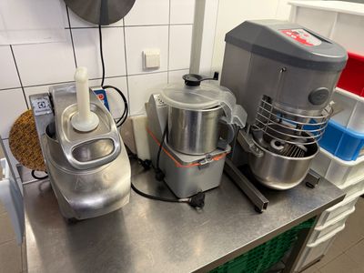 un plan de travail de cuisine équipé d'un mixeur, d'un batteur électrique et d'autres appareils électroménagers