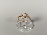 une bague en or sertie d'une perle et d'un diamant