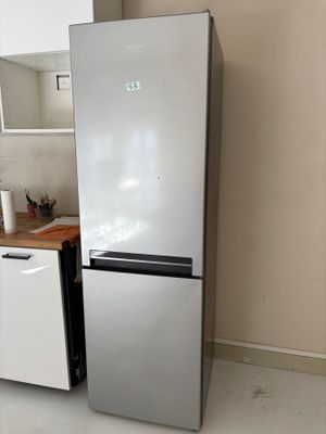 un réfrigérateur et un lave-vaisselle dans une petite cuisine