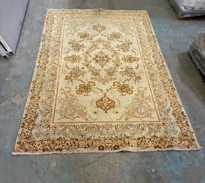 TAPIS ISFAHAN IRAN laine et soie à decors de médaillon centr…