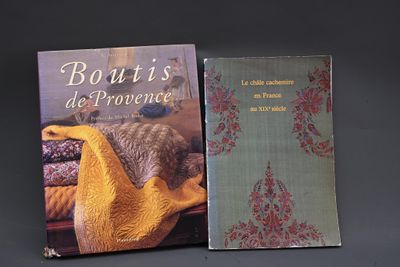 deux livres posés l'un à côté de l'autre sur une table