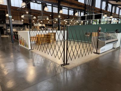 une photo d'un magasin où de nombreux articles sont éparpillés sur le sol
