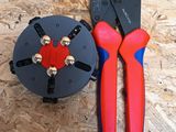 une paire de pinces posée sur un morceau de bois