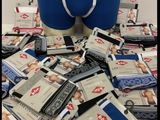 un tas de sous-vêtements masculins de toutes sortes posés sur une table