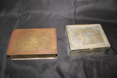 Paire de boîtes rectangulaires en laiton patiné, l'une avec …
