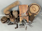 un grand nombre d'objets différents posés sur une table