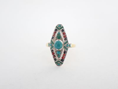 un gros plan d'une bague ornée d'une turquoise entourée de pierres multicolores