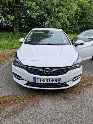 deux voitures blanches garées l'une à côté de l'autre sur un parking
