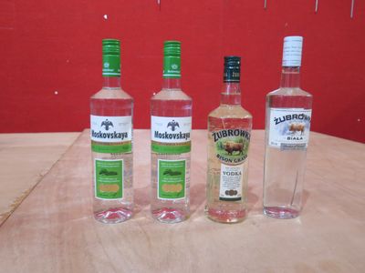 trois bouteilles d'alcool posées les unes à côté des autres sur une table