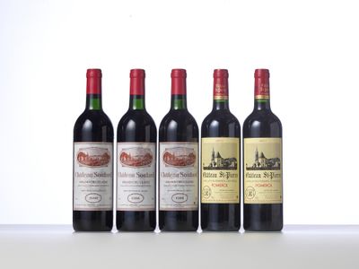 quatre bouteilles de vin sont alignées sur une table