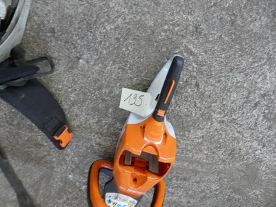 un souffleur de feuilles orange et noir et un sac noir et blanc