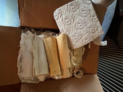une boîte en carton remplie de différents types de papier
