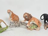 cinq figurines représentant différents types d'animaux sur un fond blanc