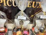 Trois paniers remplis de produits de beauté sont exposés dans un magasin