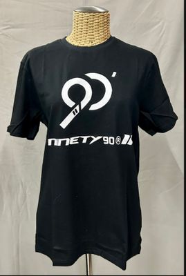 t-shirt noir avec des lettres blanches et un cœur sur le devant