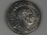 une pièce de monnaie en argent portant l'image d'un visage d'homme