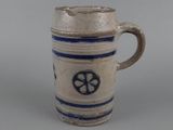 une tasse blanche et bleue ornée d'un symbole de paix