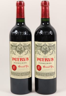 deux bouteilles de vin rouge posées l'une à côté de l'autre sur une surface blanche