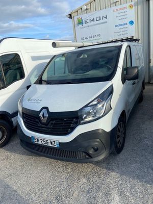 deux camionnettes blanches garées l'une à côté de l'autre dans un parking