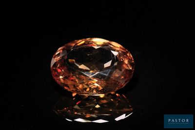 un diamant orange sur une surface noire