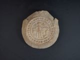 une image représentant un objet en pierre posé sur une surface noire
