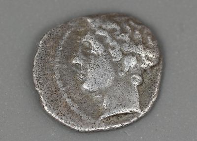 une pièce de monnaie en argent portant un visage de femme