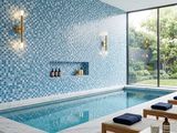 une piscine au milieu d'une pièce au sol en bois