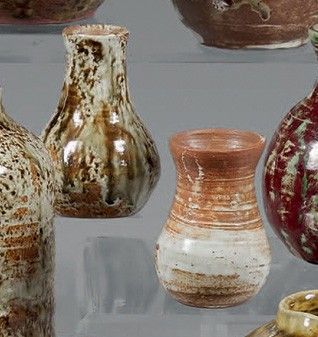 de nombreux types de vases exposés dans une vitrine