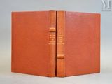 un livre en cuir orange dont deux pages ont été découpées pour en montrer l'intérieur