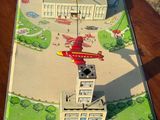 un petit avion en jouet posé sur une table