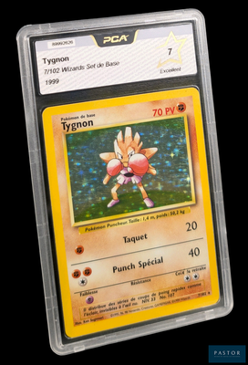 une image d'une carte Pokémon dans un étui en plastique