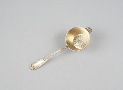 une cuillère ancienne en argent, avec un manche et une cuillère au milieu
