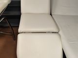 un fauteuil inclinable blanc et une chaise blanche dans une pièce
