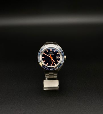 gros plan d'une montre sur une surface noire avec un fond noir