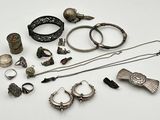 beaucoup de bijoux en argent sur une surface blanche