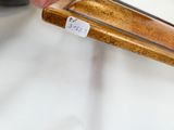 une personne tenant un objet en bois sur lequel est collé un autocollant