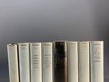 les livres sont alignés en rangée sur une surface grise