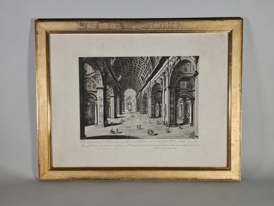 une vieille photo en noir et blanc d'un couloir dans un immeuble
