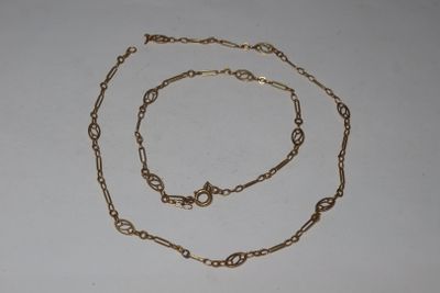 un gros plan sur une chaîne en or ornée d'une croix