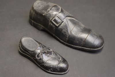 une paire de chaussures posée sur une table