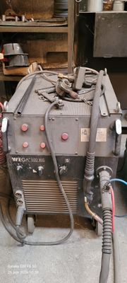 une machine posée sur le sol du garage