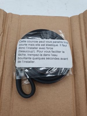 une boîte contenant une paire de ciseaux