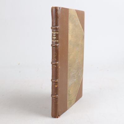 livre relié en cuir marron avec des bordures dorées sur fond blanc